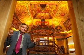 Odtworzone sklepienie synagogi w Gwoźdźcu. Oraz Marian Turski.