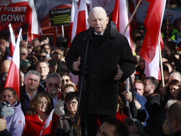 Prezes PiS Jarosław Kaczyński przemawia pod siedzibą Trybunału Konstytucyjnego. 17 października 2026 r.