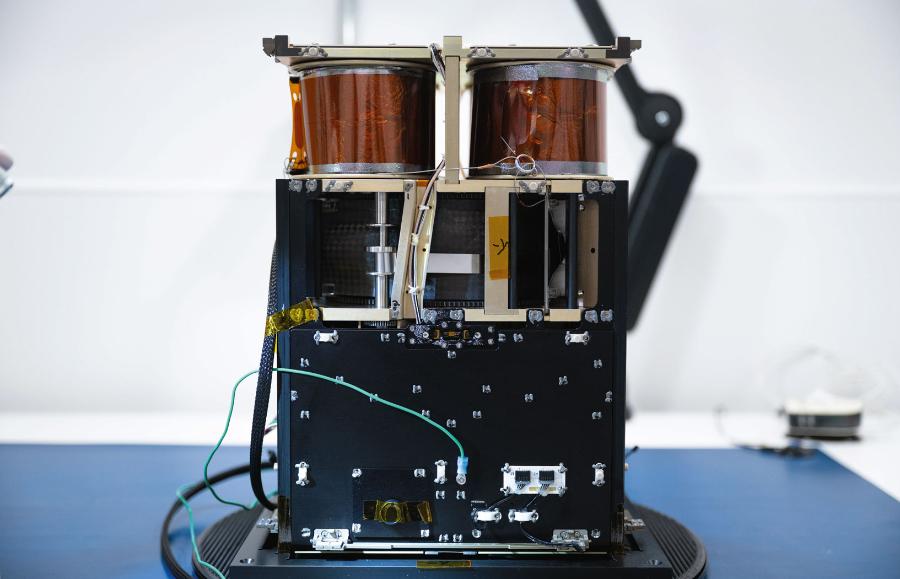 Satelita typu cubesat napędzany żaglem słonecznym ACS3. Tu jeszcze w laboratorium przed dołączeniem paneli fotowoltaicznych i samego żagla.