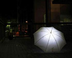 The Lightdrops Rain-Powerd Electric Umbrella to model, który nie zniknie z oczu nawet, gdy wokół nas zapanują egipskie ciemności. Ten świecący parasol wykonany został ze specjalnego materiału o nazwie PDVF. Gdy na tkaninę padają krople deszczu, zbiera ona z nich energię. Kiedy wokół nas robi się ciemno, uwalniana energia aktywuje lampki LED zainstalowane w parasolu.