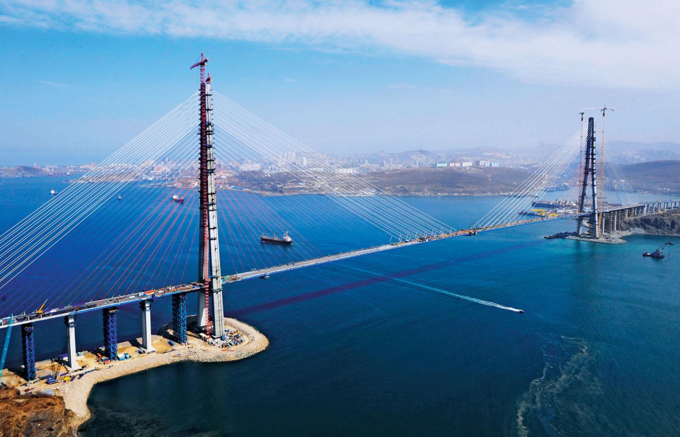 Najdłuższy most podwieszany na świecie łączy Władywostok z wyspą Russkij.