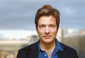 Vinterberg twierdzi, że współcześnie w społeczeństwie niesłychanie łatwo o oszczerstwa. Media je podchwytują, przekazują dalej, nie przejmując się konsekwencjami dla napiętnowanego człowieka.