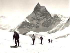 Zimowe wycieczki na specjalnie przystosowanych nartach – skiturach – w pobliżu Zermatt w regionie Wallis. Trasa z widokiem na Matterhorn (4478 m n.p.m.), leżący na granicy między Szwajcarią a Włochami.