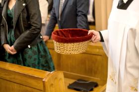 Oficjalnie nasze państwo nie finansuje, a w każdym razie nie powinno finansować działalności o charakterze religijnym.