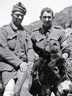 John Simpson (z prawej) ze swoim osłem i rannym żołnierzem podczas walk o Gallipoli.