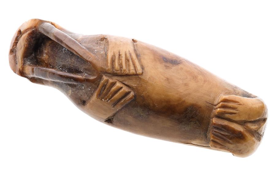 Średniowieczna figurka morsa wyrzeźbiona z kła tego zwierzęcia, odnaleziona w Trondheim w Norwegii.