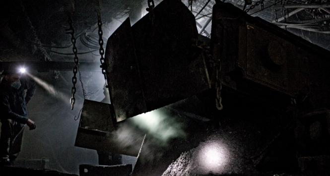 W złożu węgla jest woda, którą trzeba odpompować, żeby móc je eksploatować. Dlatego systemy odwodnieniowe mocno obniżają poziom wód gruntowych i tworzą tzw. leje depresji wokół kopalni.