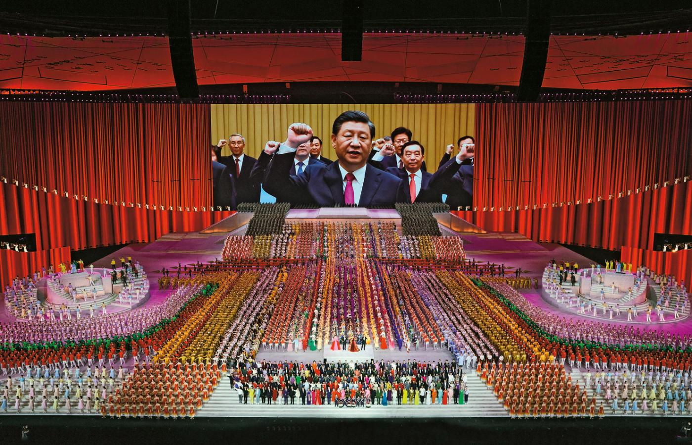 Uroczyste obchody ubiegłorocznej setnej rocznicy powstania Komunistycznej Partii Chin. Na ekranie prezydent Xi Jinping.