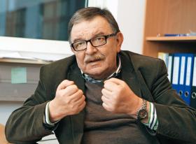 Prof. Mieczysław Obiedziński - kierownik Zakładu Oceny Jakości Żywności SGGW.