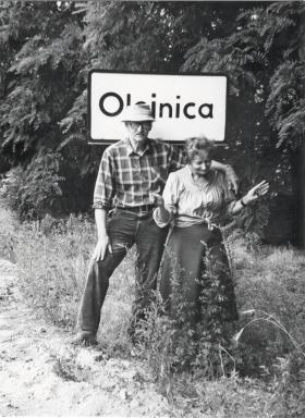 1 października 1979, Szymborska do Filipowicza:Czy myślisz o mnie z jakąś, oględnie mówiąc, sympatią? Czy nie odwiedzają Cię aby za często jakieś poetki? Jak już, to tylko przyjmuj przed południem, bo po południu gaśnie światło.