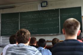 „Pora przyjąć, że dzieci trzeba uważnie słuchać. Szanować ich granice, dawać im prawo do mówienia „nie”, zamiast wymagać ślepego posłuszeństwa”.