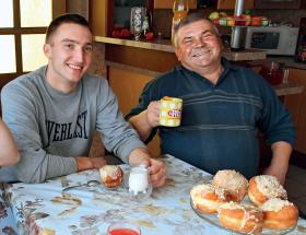 Kazimierz Przeździecki z synem Grzegorzem. Mają 170 krów, produkują 600 tys. litrów mleka rocznie.