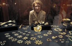 Prezentacja przedmiotów z XII i XIV w. znalezionych w Wiener Neustadt.