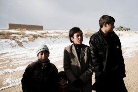 Dzieci wyglądają jakby wybierały się na bal przebierańców. Szerokie, płócienne spodnie, w których najczęściej chodzą Afgańczycy, mieszają się z amerykańskimi kurtkami i za dużymi marynarkami.