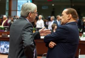 Na szczycie unijnym w 2004 r. Juncker podszedł do zaczytanego Silvia Berlusconiego i na powitanie zabębnił na jego głowie. Przy okazji tego zdjęcia poskromił swoje poczucie humoru.