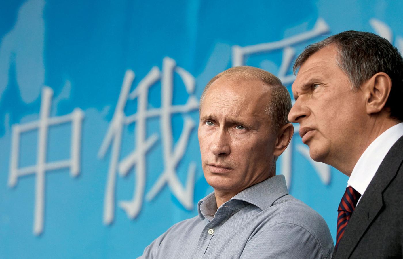 Władimir Putin i Igor Sieczyn podczas otwarcia nowego gazociągu między Rosją a Chinami. Mówi sie, że to specjaliści od zamykania i otwierania.