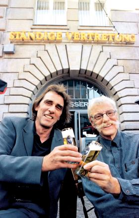 Friedel Drautzburg (z prawej) - przybysz z Bonn ze wspólnikiem Haraldem Grunertem - właściciele berlińskiej restauracji Standige Vertretung (Stałe Przedstawicielstwo)