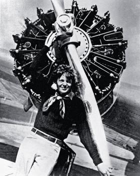 Amelia Earhart w 1937 r. Lot dookoła świata miał być ukoronowaniem jej kariery.