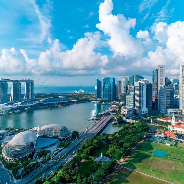 Panorama Marina Bay w Singapurze – widok z lotu ptaka.