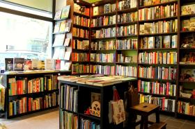 Bajbuk, Warszawa, ul. Zwycięzców 241. Dlaczego warto prowadzić księgarnię kameralną?Warto tworzyć księgarnie niezależne, bo dają one Czytelnikom (i młodszym, i starszym) dostęp do cudownych książek, gier, płyt, których często na próżno szukać w dużych, sieciowych księgarniach. Kameralne księgarnie stwarzają też wokół procesu kupowania książek szczególną aurę, a księgarz jest tu doradcą i przewodnikiem, który z jednej strony doskonale orientuje się w ofercie swojej księgarni i w nowościach wydawniczych, a z drugiej świetnie zna gusta swoich stałych klientów. I oczywiście warto tworzyć księgarnie niezależne dla czystej satysfakcji ich właścicieli-książkofilów.2. Skąd pomysł na taką, a nie inną nazwę księgarni?Nazwa Bajbuk to spolszczony zapis zwrotu buy (a) book, który przyszedł nam do głowy, gdy myślałyśmy ze wspólniczką o założeniu księgarni. Polska wersja nie jest już tak nachalną zachętą, raczej podprogową sugestią. Wielu osobom nazwa Bajbuk kojarzy się z bajkami, co też jest właściwe, bo sporą część naszej oferty stanowią książki dla dzieci. — Marta Kosińska.