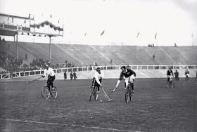 Na londyńskich igrzyskach w 1908 r. bike polo było sportem pokazowym. Zdjęcie z meczu, w którym Irlandia pokonała reprezentację Niemiec 3:1.
