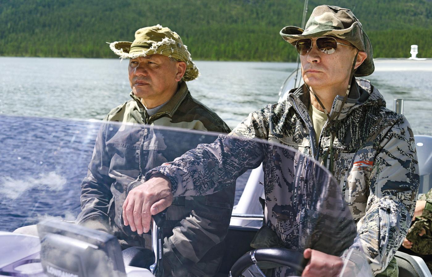 Szojgu od początku postawił na Putina i pomógł mu przejąć władzę. Wspólny wypad na ryby do Tuwy.