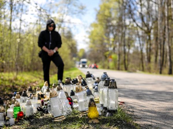 Znicze w miejscu wypadku, w którym zginął poseł Łukasz Litewka.