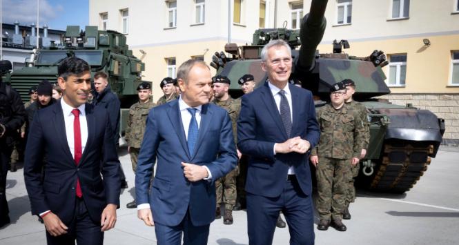 Premier Wielkiej Rishi Sunak, premier Polski Donald Tusk oraz szef NATO Jens Stoltenberg