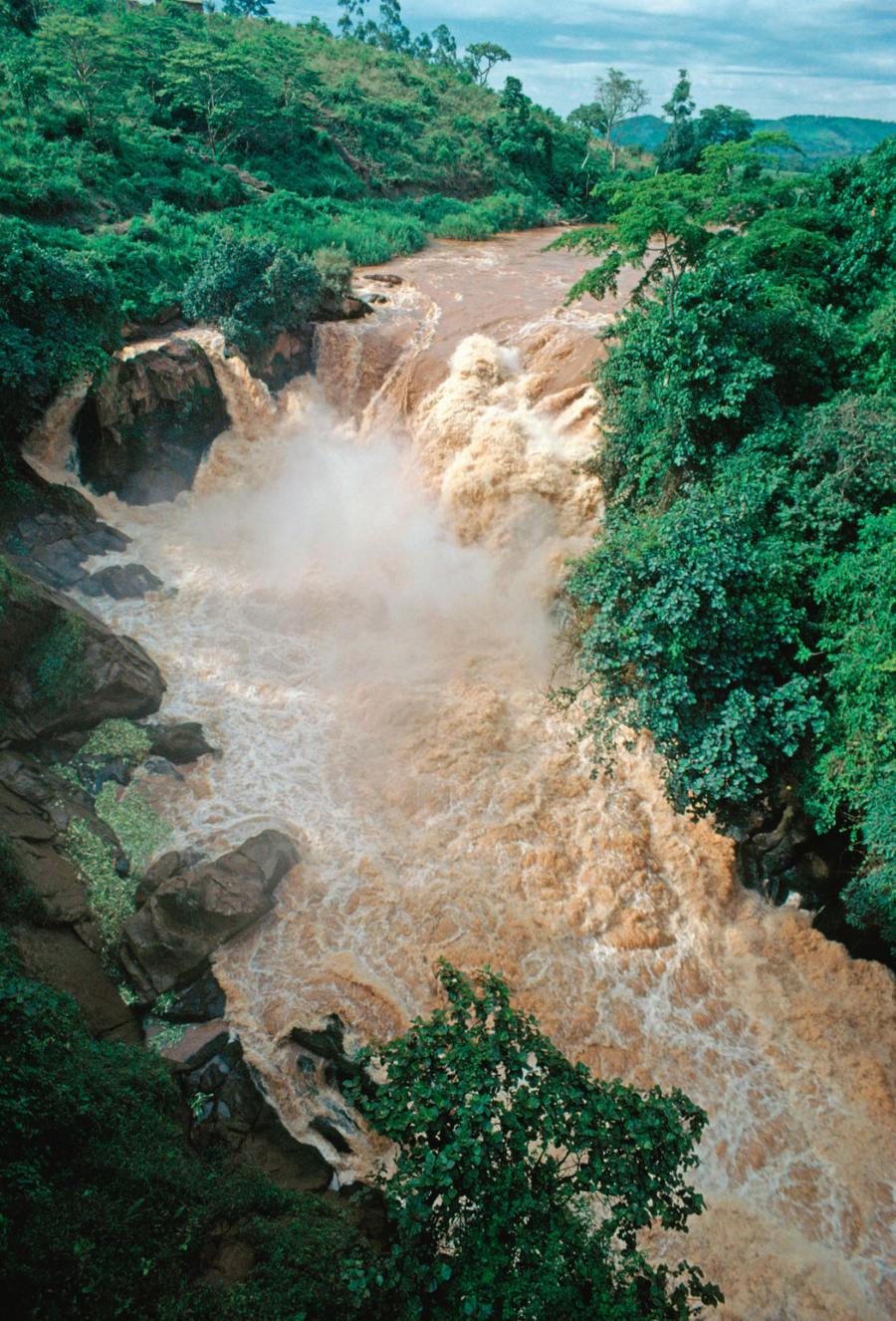 Wodospad Rusumo na rzece Kagera, uchodzącej do Jeziora Wiktorii i uznawanej za górny bieg Nilu.