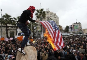 Wiec poparcia dla zbuntowanego Egiptu zorganizowany w Palestynie przerodził się w antyamerykański protest.