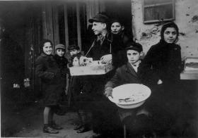 Warszawa, 1941. Dzieci handlujące w getcie.