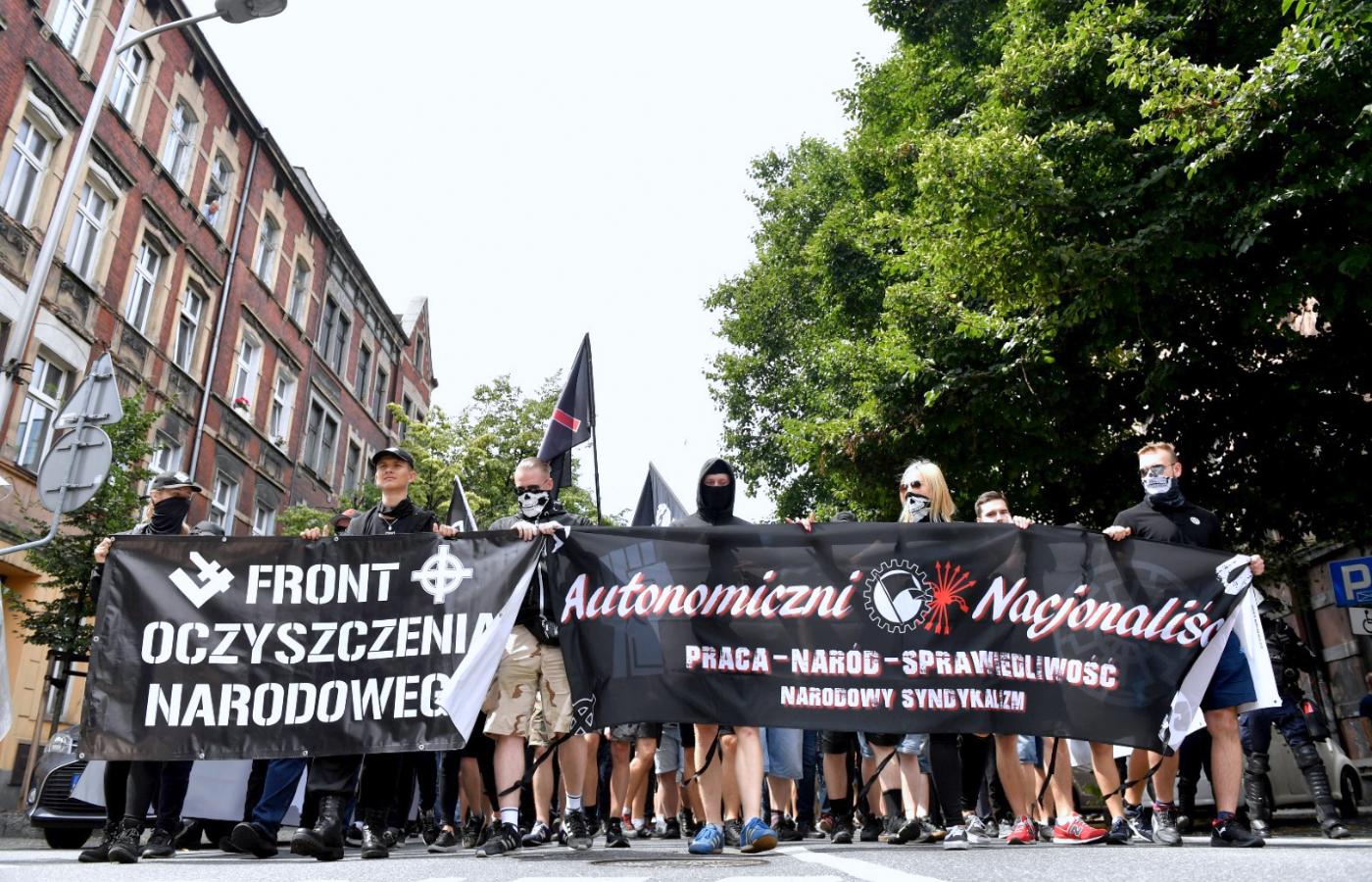 Demonstracja „Katowice miastem nacjonalizmu” w lipcu 2020 r. Marika Matuszak i Michał Ostrzycki trzymają transparent „Front Oczyszczenia Narodowego”.