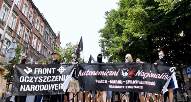Demonstracja „Katowice miastem nacjonalizmu” w lipcu 2020 r. Marika Matuszak i Michał Ostrzycki trzymają transparent „Front Oczyszczenia Narodowego”.