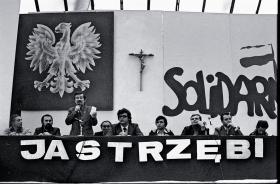 Wiec NSZZ Solidarność przy Kopalni Węgla Kamiennego XXX-lecia PRL z udziałem Lecha Wałęsy. Trzeci od prawej – Tadeusz Jedynak.
