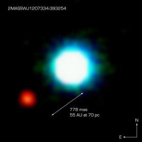 Pierwsza sfotografowana obca planeta. Okrąża młodego brązowego karła  2M1 207. Gwiazdozbiór Hydra, 200 lat świetlnych od nas. Planeta ma ok. pięć mas Jowisza. Układ został odkryty w 2004 roku. W 2005 VLT sfotografował planetę.