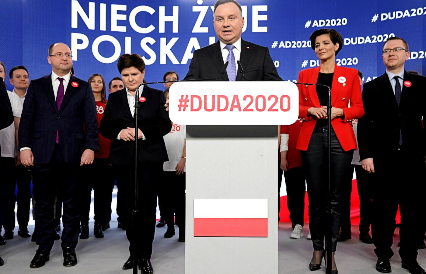Na prawo od prezydenta, w czerwonym żakiecie, Jolanta Turczynowicz-Kieryłło, szefowa sztabu Andrzeja Dudy