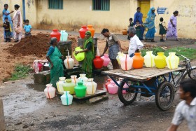 Kolejki po wodę w Indiach to powszechny widok. Niektóre kobiety wstają przed świtem, by ustawić się do kolejki. Dla tych, które się spóźnią, wody może zabraknąć.