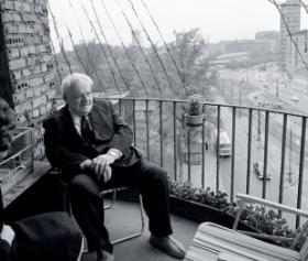 Melchior Wańkowicz na balkonie swojego mieszkania, Warszawa, 1966 r.