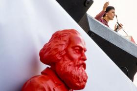 Sahra Wagenknecht. Na pierwszym planie popiersie Karola Marksa,