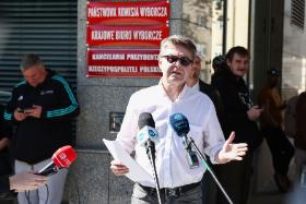 W ostatnich tygodniach pojawiło się wiele pytań o to, w jaki sposób Maciej Maciak zebrał 100 tys. podpisów.