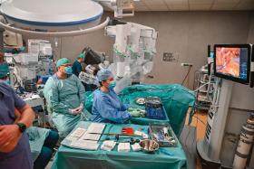 Sukces operacji nadal zależy od dostępności, umiejętności i codziennej dyspozycji chirurga.