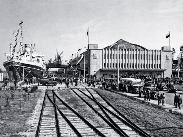 „Ruch pasażerski przed Dworcem Morskim”, Gdynia. Fot. Henryk Poddębski.