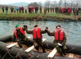 Marzec 1999 r., piknik na trójstyku granic Niemiec, Polski i Czech z okazji przystąpienia Polski, Czech i Węgier do NATO. Na fot.: rejs pontonem po Nysie Łużyckiej, od lewej: płk Ota Netrval, komandor Ulrich Fricke i płk Jan Zydroń.
