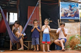 Prezydent Lula stworzył program stypendialny, dzięki któremu studiuje 600 tys. dzieci z najbiedniejszych rodzin. Także dzieci analfabetów, które urodziły się w okolicach bez prądu - tłumaczy Ladislau Dowbor.