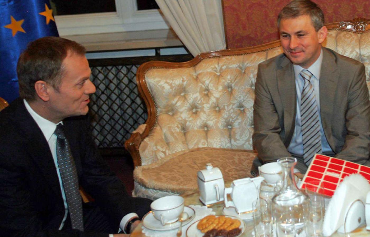 Donald Tusk i Grzegorz Napieralski rozmawiają o sposobach ratowania Polski z kryzysu. Kancelaria Premiera, luty 2009 r.