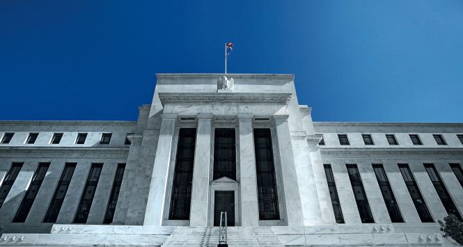 Fronton siedziby Rezerwy Federalnej w Waszyngtonie, w pół drogi między Białym Domem a pomnikiem Lincolna.