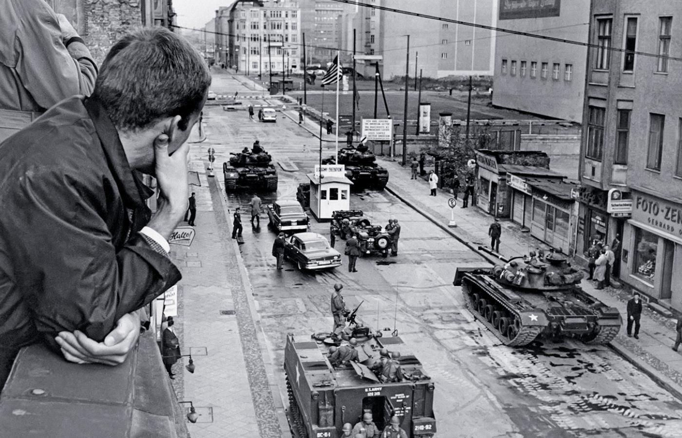 Amerykańskie czołgi przy przejściu granicznym Checkpoint Charlie, Berlin, 1961 r.