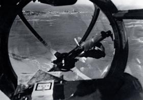 Zdjęcie zrobione z kabiny niemieckiego bombowca He 111 przelatującego nad wyspą Jersey w drodze do Anglii, lipiec 1940 r.