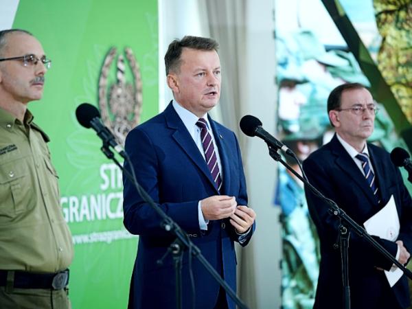 Szef Straży Granicznej Tomasz Praga oraz ministrowie Mariusz Błaszczak i Mariusz Kamiński na słynnej już multimedialnej konferencji prasowej