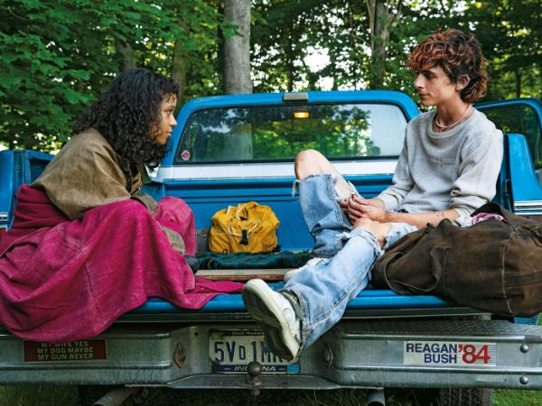 Kadr z filmu „Do ostatniej kości”. Timothée Chalamet jako główny bohater Lee oraz Taylor Russell grająca jego partnerkę Maren.